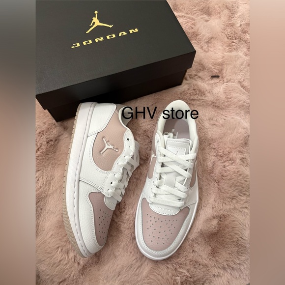 Nike women Jordan court connect low White and Pink Sneakers - Picture 2 of 7